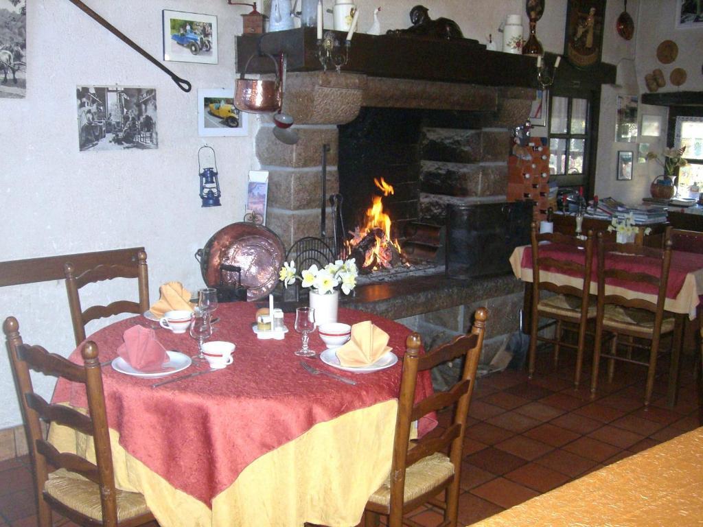 Gites De La Ferme Auberge De Mesauboin Bille Exterior photo